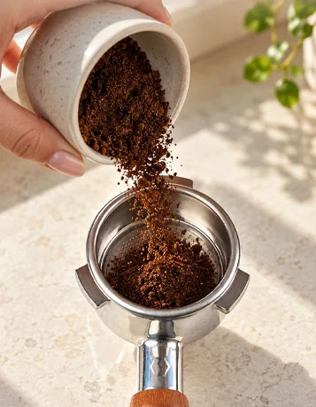 Grinding coffee straight into the bottomless portafilter